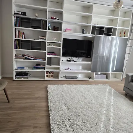 Apartment Shtepia E Daves 3bdr & Parking *