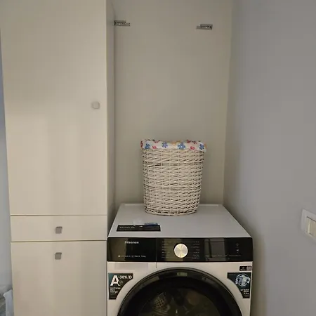 Apartment Shtepia E Daves 3bdr & Parking *