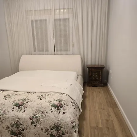 Shtepia E Daves 3bdr & Parking Apartment *