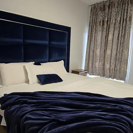 Apartment Shtepia E Daves 3bdr & Parking